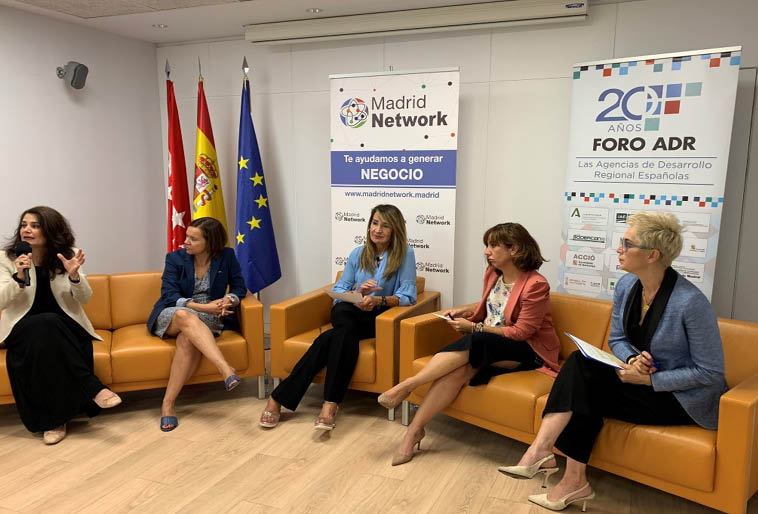 Un grupo de personas en un salón de clases Descripción generada automáticamente con confianza media