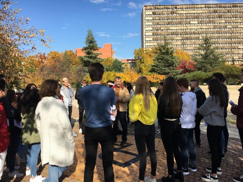 Jesús Palá explicando la actividad de Gymkana foliar. / UCM.