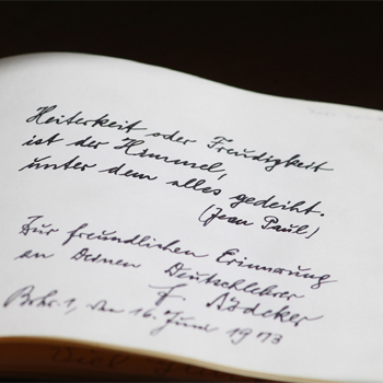 De Felipe Jacinto Salas, fabulista del siglo XIX, conocemos más de su obra que de su vida; de la que sólo conocemos las fechas de su nacimiento (1819) y muerte (1895) en Barcelona.