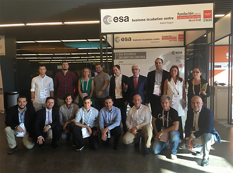 El director general de Investigación e Innovación de la Comunidad de Madrid, Alejandro Arranz; el director de la Fundación madri+d, Jesús Sánchez Martos; la gerente, Mª Jesús García Alarilla; el director de Emprendedores madri+d, Eduardo Díaz y el gerente del ESA BIC CM, Carlos Romero, junto a los emprendedores apoyados por la Fundación durante la jornada inaugural