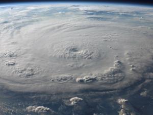Vista desde el espacio de un fenómeno meteorológico. / WikiImages (PIXABAY)