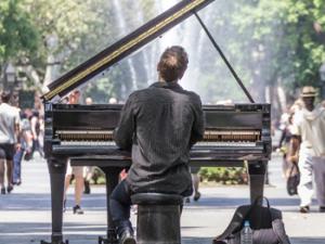 Hombre tocando el piano. / Robert_z_Ziemi (PIXABAY)