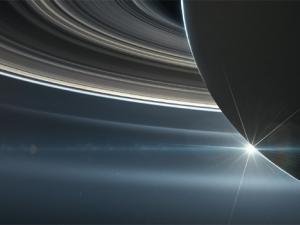 Cuando las partículas de los anillos chocan unas con otras y se adhieren entre sí reciben el nombre de "gatito". / NASA/JPL-Caltech