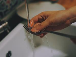 Aplicando técnicas de inteligencia artificial, el Canal de Isabel II ha controlado sus consumos de agua y conseguido datos de 15 millones de horas de consumo doméstico. / Free-Photos (PIXABAY)