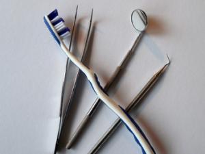 Instrumental de limpieza bucal. / succo (PIXABAY)