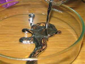 Mercurio líquido. / GrrlScientist - Bionerd, modified by Materialscientist (FLICKR)