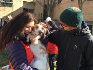Rosana y Raúl abrazan a Blanqui por primera vez. / J. Sánchez.
