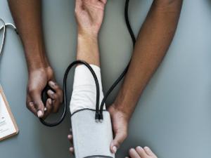 Tratar a los pacientes de forma excelente, humanizar la atención sanitaria, es uno de los principales retos planteados entre los profesionales sanitarios que apuestan por la Excelencia. / rawpixel (PIXABAY)