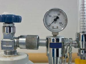 Evalúan la predicción de resultados de ventilación mecánica en niños y adultos en estado crítico