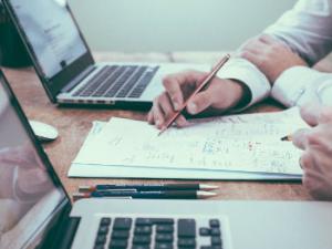 Se trata de relaciones basadas en el compromiso personal de los implicados, entre los que se comparten experiencias, conocimientos y visiones para contribuir al crecimiento del aprendiz. / Free-Photos (PIXABAY)