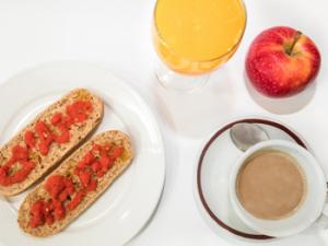 Fotografía de desayuno ‘energético’: Una taza de café, leche-yogur, fruta y pan integral con tomate y aceite de oliva. / CNIC