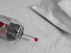 Un sensor inteligente elástico para evitar análisis de sangre dolorosos. / fotoblend (PIXABAY)