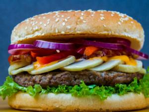 El estudio muestra que el impacto que los alimentos poco sanos en el organismo implica cambios a largo plazo que podrían influir en el desarrollo de arteriosclerosis y diabetes. / Robertoo (PIXABAY)