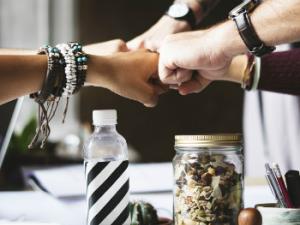 En los dilemas sociales planteados en el estudio, la cooperación mutua es mejor que la deserción mutua. / rawpixel (PIXABAY)