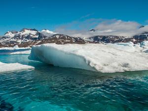 El agua tiene unas propiedades anómalas, como por ejemplo, su densidad, que es máxima a 4°C, o el hecho de que su forma sólida sea menos densa que el estado líquido. / Taken (PIXABAY)