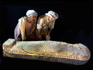 Los arqueólogos contemplan el sarcófago de Neb, de hace unos 3.600 años/ (CSIC/ Proyecto Djehuty)