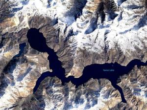 Lago Sarez (Tayikistán), formado en 1911 por una avalancha de roca que bloqueó el río Murghob. Su situación próxima al rebose hace temer por la inundación que podría desencadenar la erosión del desaguadero. (Foto: NASA). 