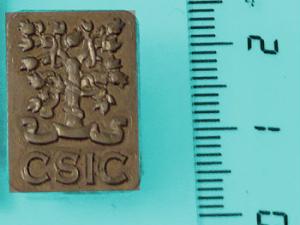 Imagen del logotipo del CSIC fabricado mediante el microfresado en una aleación W<sub>78</sub>Cu<sub>22</sub> utilizando la metodología propuesta./ (CSIC)