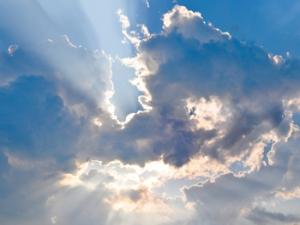 La investigación ha demostrado la posibilidad de deformar controladamente la estructura cristalina de un material ferroeléctrico mediante la aplicación de una luz visible de baja potencia. / StockSnap (PIXABAY)