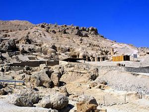 Sitio arqueológico de Dra 'Abu el-Naga, vista hacia el oeste, Luxor West Bank, Egipto. / Roland Unger (WIKIMEDIA)