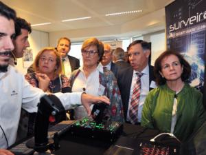 La presidenta del CSIC, Rosa Menéndez, y la secretaria de Estado de Universidades, Investigación e Innovación, Ángeles Heras, rodeadas de algunos de los asistentes al encuentro. / César hernández - CSIC Comunicación