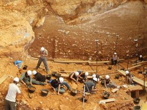Panorámica de la excavación en 2012 de la Gran Dolina (Sierra de Atapuerca). / Mario Modesto Mata (WIKIPEDIA)