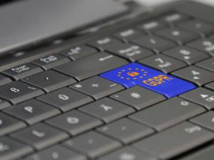 Un manual de Protección de Datos advierte de que las penas de ciertos delitos aumentan en la red. / TheDigitalArtist (PIXABAY)