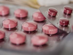 El desarrollo de un medicamento huérfano comienza con la investigación y desarrollo de nuevas moléculas, los ensayos preclínicos y clínicos en sus fases I, II y III. / jarmoluk (PIXABAY)