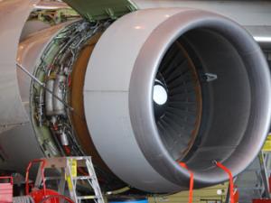 Técnicos de mantenimiento aeronáutico revisando aeroplano. / Tyler Ingram (FLICKR)