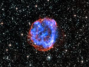 Concha de escombros llamada SNR 0519-69.0 en expansión después de que una estre masiva explotara en la Gran Nube de Magallanes, una galaxia satélite de la Vía Láctea. / NASA/CXC/SAO