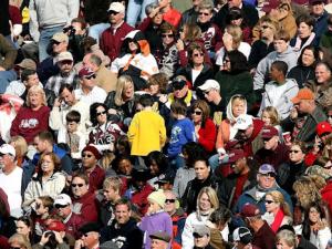 La hidrodinámica permite predecir el flujo de una multitud, según un estudio