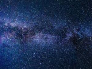 La comunidad científica conoce los ocho planetas que giran alrededor del Sol y ha verificado la presencia de otros 3.588 planetas fuera de nuestro sistema solar. / FelixMittermeier (PIXABAY)