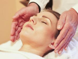 Sesión de reiki. / rhythmuswege (PIXABAY)