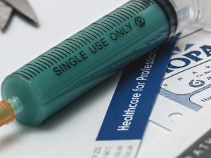 Instrumental para inyectar vacuna. / stevpb (PIXABAY)