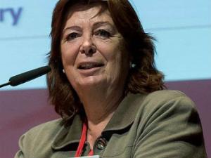 Fotografía de María Vallet Regí realizando una conferencia en un congreso de Química. / CristinaRod (WIKIMEDIA)