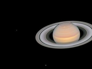 Saturno y sus lunas en oposición. / NASA, ESA, A. Simon (GSFC) and the OPAL Team, and J. DePasquale (STScI). CC BY 4.0