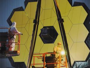 Inspeccionando el espejo principal del JWST. / NASA–C. Gunn (ESA)