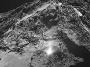 Columna de polvo en el cometa 67P/Churyumov-Gerasimenko. / ESA/Rosetta/MPS for OSIRIS Team MPS/UPD/LAM/IAA/SSO/INTA/UPM/DASP/IDA (ESA)