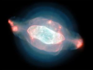 La espectacular nebulosa planetaria NGC 7009, o nebulosa Saturno, emerge de la oscuridad como una serie de burbujas de forma irregular, iluminada en gloriosos tonos azules y rosas. / ESO/J. Walsh