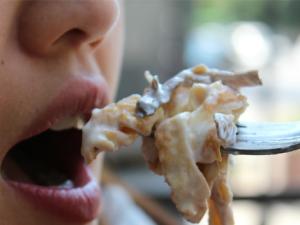 Persona comiendo. / bohed (PIXABAY)