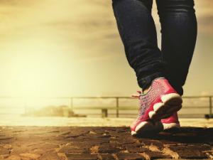 Los expertos han señalado que algunos signos que pueden indicar que necesitamos de este tipo de corrección son el desgaste irregular de las suelas del calzado. / DanielReche (PIXABAY)