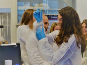 La utilización de la energía de una manera sostenible se muestra a través de talleres científicos sobre biocombustibles, vehículo eléctrico o energía solar 