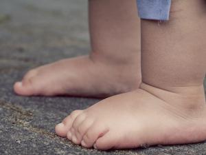 Un exoesqueleto infantil en lugar de la silla de ruedas