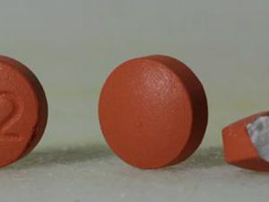 Comprimidos de ibuprofeno de 200 mg. / Ragesoss (WIKIMEDIA)