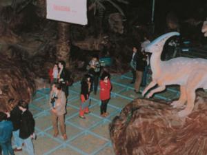 Imagen de la muestra Paseando entre dinosaurios, 1989. / Servicio de Fotografía MNCN-CSIC