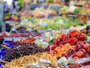 Las pacientes con fibromialgia siguen una dieta variada similar a la de personas sanas, pero evitan ciertos alimentos con mayor frecuencia, en su intento por eliminar los síntomas de la enfermedad. / PhotoMIX-Company (PIXABAY)