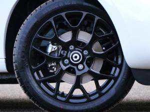 Gracias a los pocos milisegundos que se sitúan entre la orden cerebral y la ejecución manual, el coche inteligente puede facilitar la conducción y anticipar una frenada o un viraje. / MikesPhotos (PIXABAY)