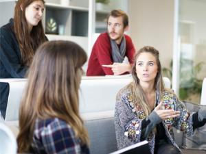 Grupo de personas manteniendo una conversación. / Free-Photos (PIXABAY)