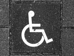 Un estudio en el que han participado centros sanitarios y universitarios de España y Londres, desvela que la mayoría de las personas que usan silla de ruedas padecen dolor en el cuello, la espalda, la región lumbar o en varias de estas zonas corporales a la vez. / MabelAmber (PIXABAY)