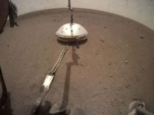  El aterrizador InSight de la NASA desplegó su escudo térmico y contra el viento el 2 de febrero (Sol 66). El escudo cubre el sismómetro de InSight, que se colocó en la superficie marciana el 19 de diciembre.  Esta imagen fue tomada por la Cámara de Implementación de Instrumentos en el brazo robótico del módulo de aterrizaje. / NASA/JPL-Caltech